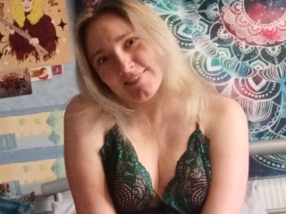 Izzylove47 on Streamate