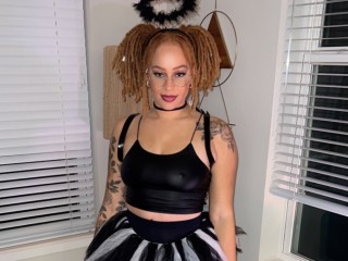 Picture of sexy camgirl model LittleRedBabyyy