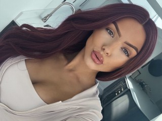 Chat with LolaBleu live now!