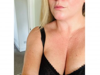 NikkiBigTitsx on Streamate