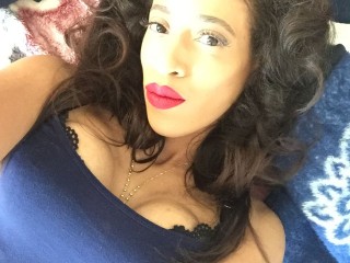 Picture of sexy camgirl model AminaBordeaux