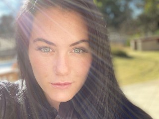 InkedKat webcam girl as a performer. Gallery photo 1.