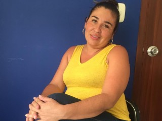 BonnieLewwis webcam girl as a performer. Gallery photo 1.