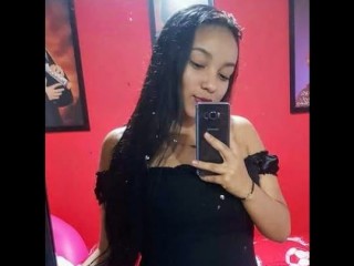 saraludving webcam girl as a performer. Gallery photo 1.