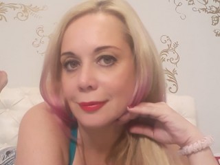 IngrittGold webcam girl as a performer. Gallery photo 1.