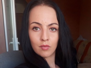 Karolyneee webcam girl as a performer. Gallery photo 1.