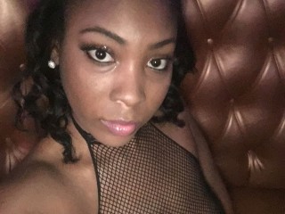 TwotonedDomino webcam girl as a performer. Gallery photo 1.