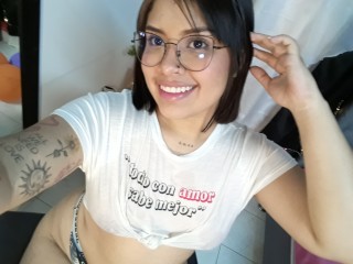 miley_badcat webcam girl as a performer. Gallery photo 2.