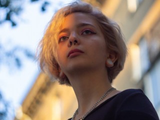 MelloniMi webcam girl as a performer. Gallery photo 2.