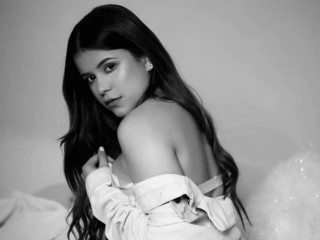 EmmilySaenz1 webcam girl as a performer. Gallery photo 1.