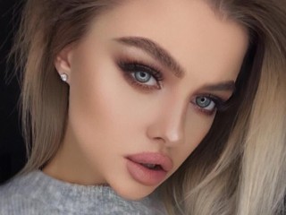 CrystalCandyy webcam girl as a performer. Gallery photo 3.