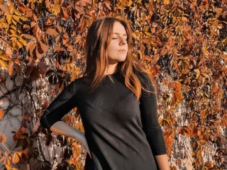 Braniya webcam girl as a performer. Gallery photo 4.