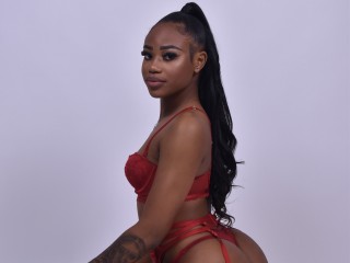 KiraMason webcam girl as a performer. Gallery photo 2.