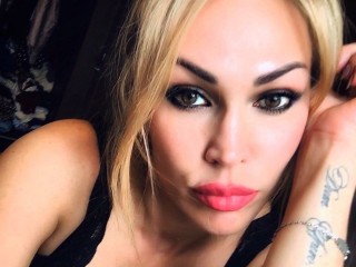 Lylyth webcam girl as a performer. Gallery photo 1.