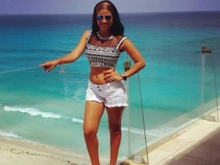 DayanaContiers webcam girl as a performer. Gallery photo 1.