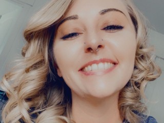 Cl0verKnights webcam girl as a performer. Gallery photo 3.