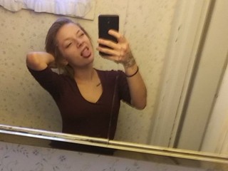 RayneMakennaStarr webcam girl as a performer. Gallery photo 1.