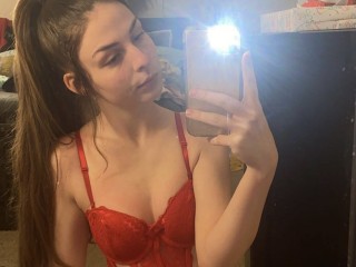 KellieeeSweets webcam girl as a performer. Gallery photo 1.