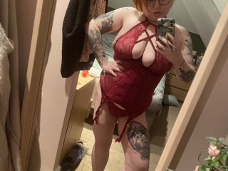 CurvyTattooedSwitch webcam girl as a performer. Gallery photo 2.