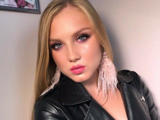 SaintLove webcam girl as a performer. Gallery photo 4.