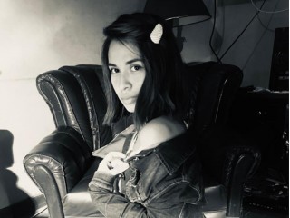 SaraLitt webcam girl as a performer. Gallery photo 1.