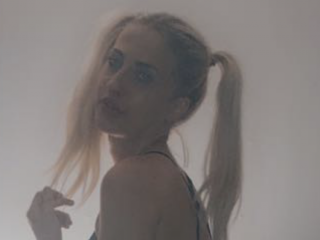 Avril20 webcam girl as a performer. Gallery photo 2.