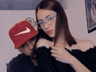 EmilyVSChris webcam girl as a performer. Gallery photo 2.