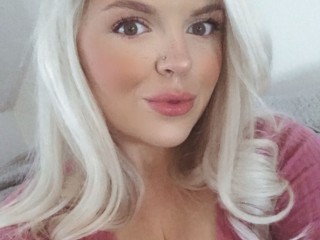 Chat with CuteHousewife_Hollie