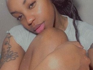 SmilingSunny webcam girl as a performer. Gallery photo 1.