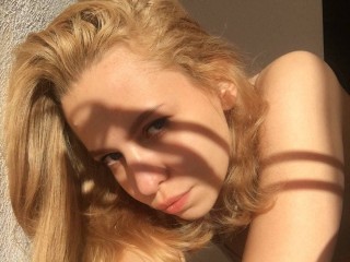 SoCuteSophia webcam girl as a performer. Gallery photo 1.