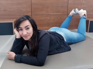 Golden_kit webcam girl as a performer. Gallery photo 1.