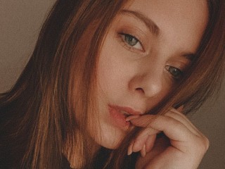 MollyYoung webcam girl as a performer. Gallery photo 1.