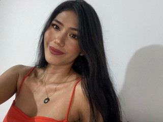 LinaSaenz webcam girl as a performer. Gallery photo 2.