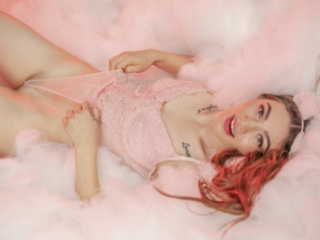 AmeliaWhite webcam girl as a performer. Gallery photo 6.