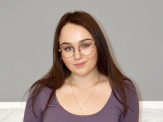 EmilySutton webcam girl as a performer. Gallery photo 1.