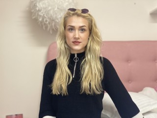 KOURTNEYI webcam girl as a performer. Gallery photo 3.