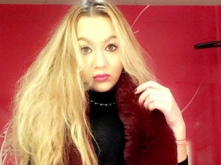 MarioaraXX webcam girl as a performer. Gallery photo 2.