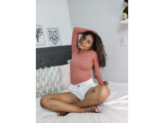 KloeWestt webcam girl as a performer. Gallery photo 1.