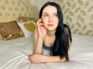 EvaLowson webcam girl as a performer. Gallery photo 2.