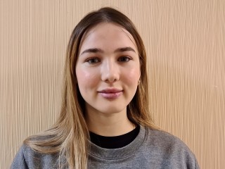 AnaisShines webcam girl as a performer. Gallery photo 1.