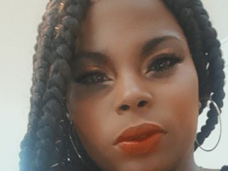 shantaldavis18 webcam girl as a performer. Gallery photo 1.