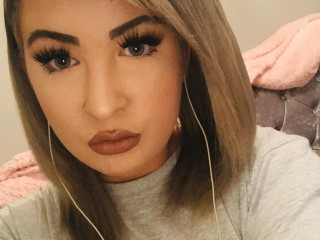 ChristinealexX webcam girl as a performer. Gallery photo 1.