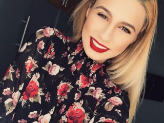 EveReese webcam girl as a performer. Gallery photo 5.