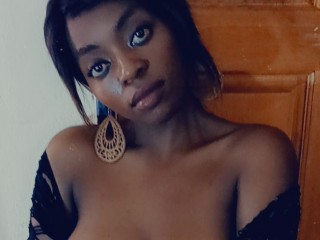 melaninBOOBSxx webcam girl as a performer. Gallery photo 1.