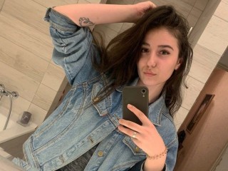 KellyRous webcam girl as a performer. Gallery photo 1.