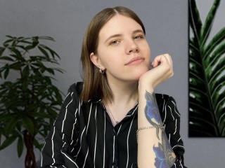 BloomHoward webcam girl as a performer. Gallery photo 2.