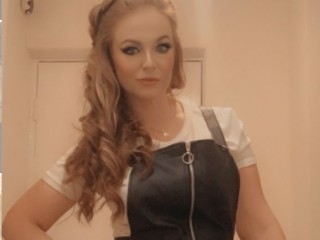 Littlemissmegan webcam girl as a performer. Gallery photo 1.