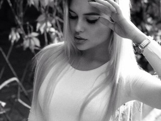 Marselinna webcam girl as a performer. Gallery photo 5.