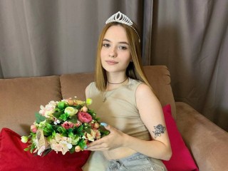 MikaelaDolliver webcam girl as a performer. Gallery photo 2.