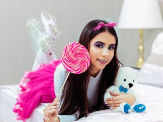 LizJennerX webcam girl as a performer. Gallery photo 4.